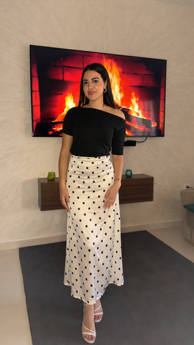 Ensemble chic – Top noir asymétrique & jupe midi à pois