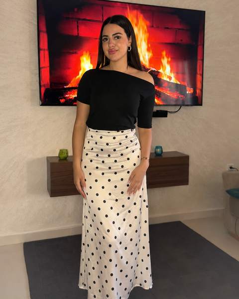 Ensemble chic – Top noir asymétrique & jupe midi à pois