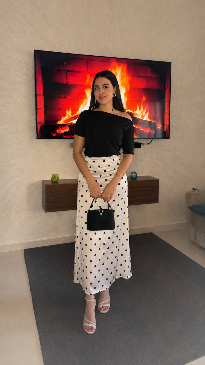 Ensemble chic – Top noir asymétrique & jupe midi à pois
