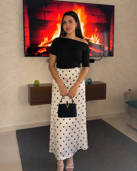 Ensemble chic – Top noir asymétrique & jupe midi à pois