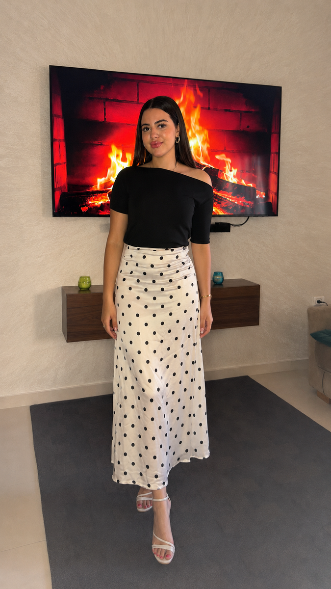 Ensemble chic – Top noir asymétrique & jupe midi à pois