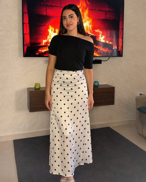 Ensemble chic – Top noir asymétrique & jupe midi à pois